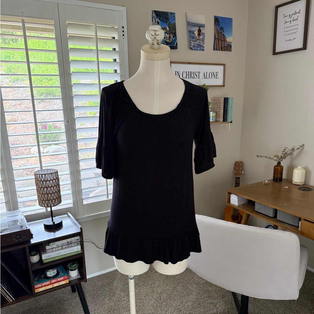 Black scoop neck tunic top with ruffle sleeve size small very soft